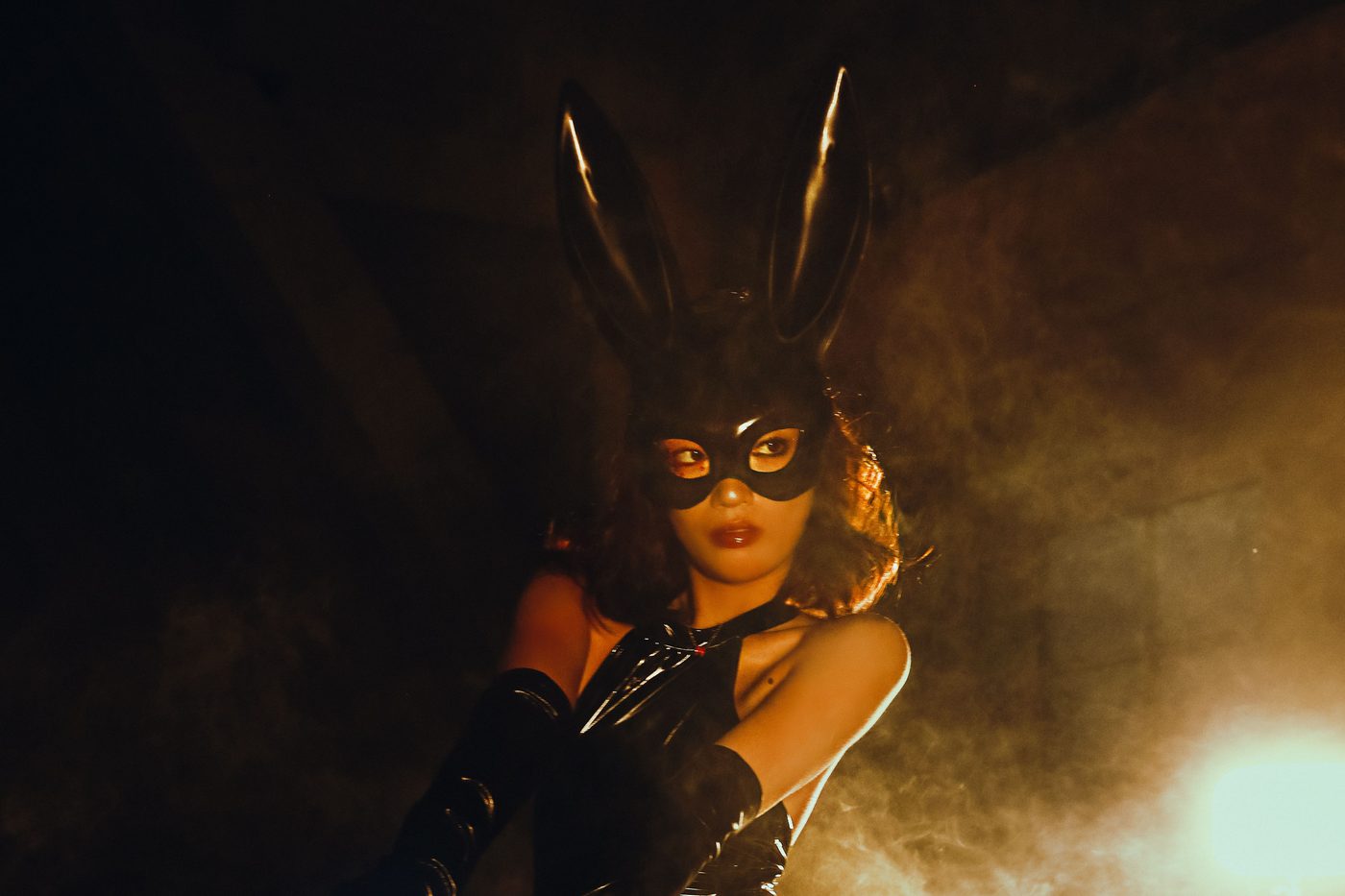 Femme avec masque de lapin sous une lumière dorée